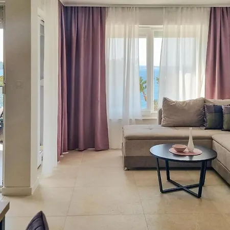 Apartamento 1 Bedroom Beach Front Apartment In Silo Šilo