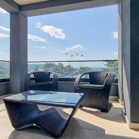 1 Bedroom Beach Front Apartment In Silo *