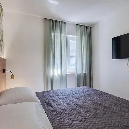 1 Bedroom Beach Front Apartment In Silo