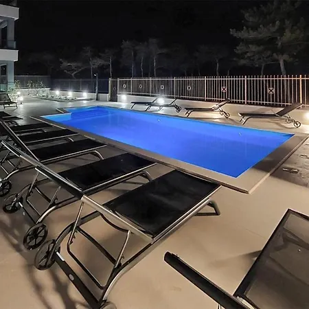 1 Bedroom Beach Front Apartment In Silo * Šilo